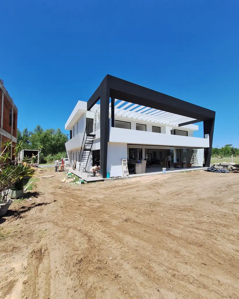 Casa moderna con aberturas a medida — aberturas de aluminio fabricadas e instaladas por NG Aberturas
