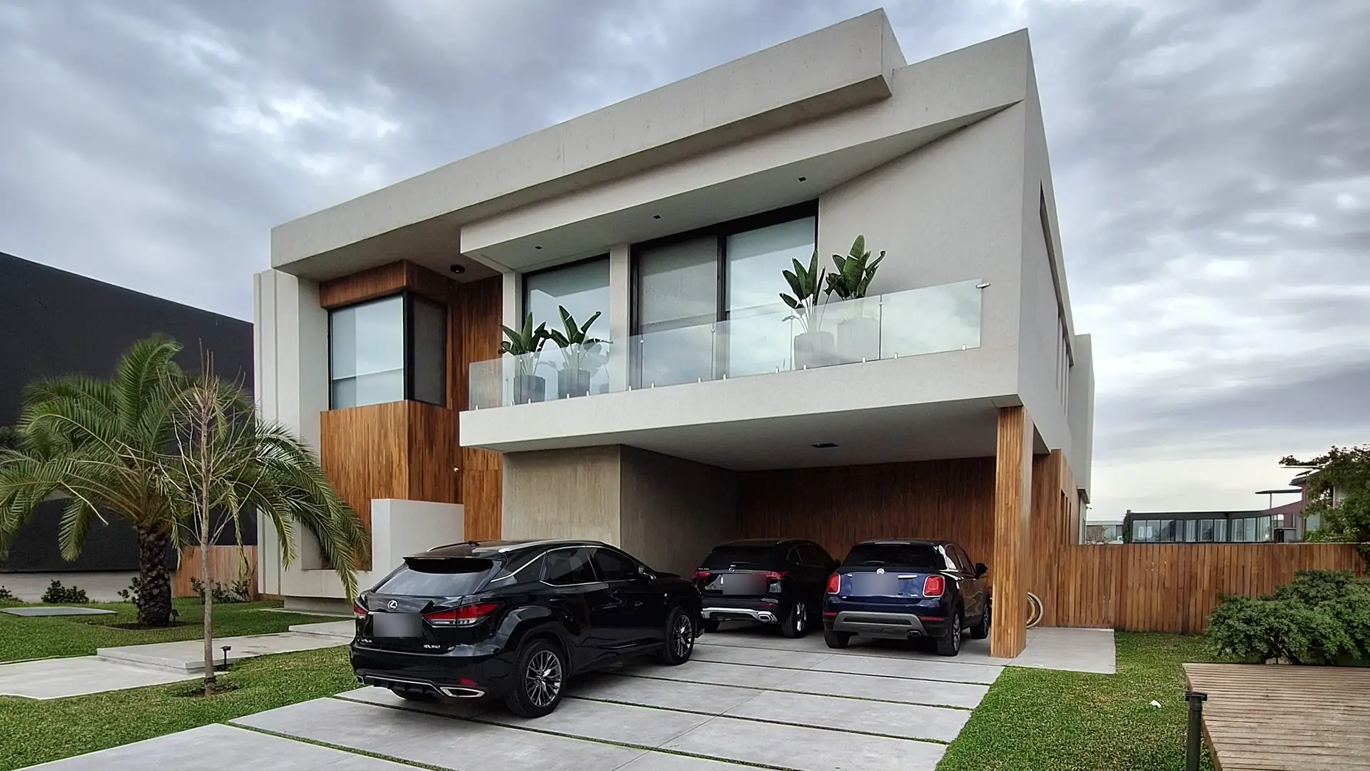 Casa contemporánea con grandes aberturas de aluminio en Zona Norte